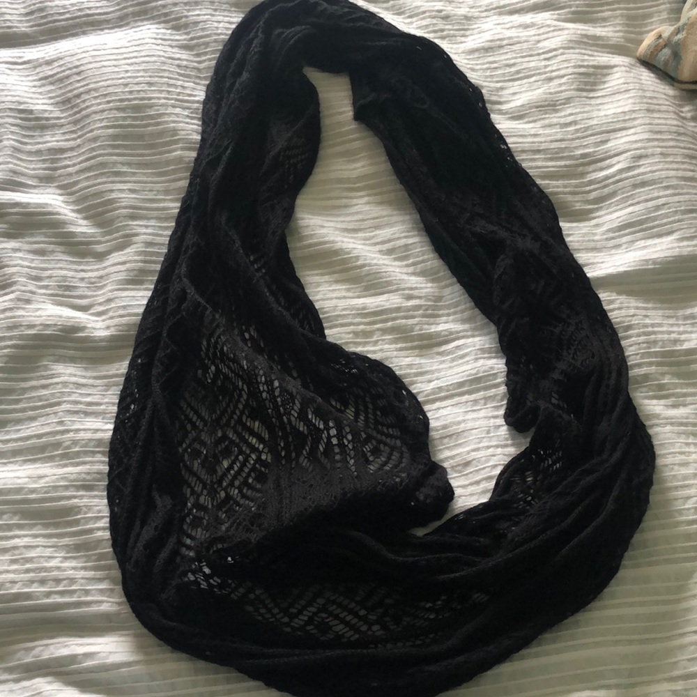 ‼️ DONATING SOON ‼️ Black scarf!